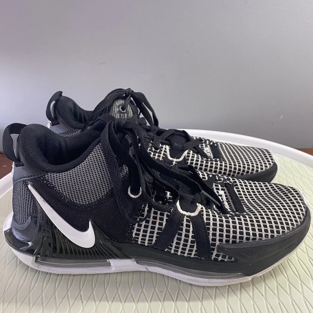 Nike LeBron Performance Basketball Witness VII Black Shoes Sneakers Men's‎ Sz.7